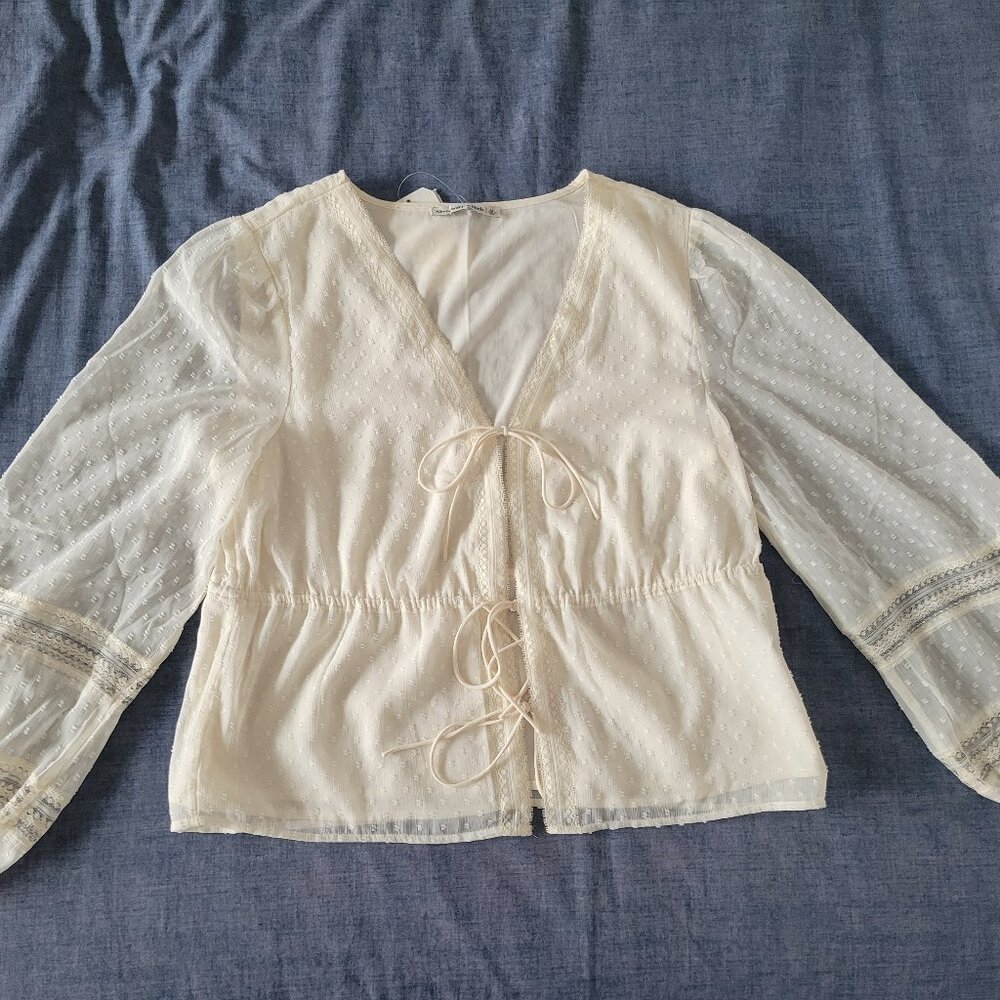 Abercrombie & Fitch NWT White Tie-Front Long Sleeve Lace Blouse – Size M